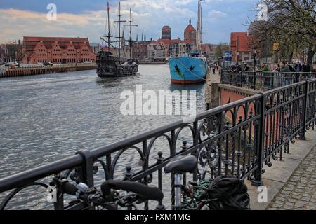 Gdansk, Polonia 16th, Aprile 2016 Vista generale del fiume Motlawa canal A Danzica Centro citta'. Il governo polacco prevede di spendere 60 miliardi di PLN sull'acqua di rete di autostrade in polonia per costruire una rete di acqua che collega il nord e il sud del paese. Il piano prevede il regolamento e l' approfondimento dei fiumi esistenti e la costruzione di nuovi canali e briglie impegnative. Trasporto di acqua dalla legge nad Giustizia (PI) di governo, ha per sostituire il trasporto su strada. Credito: Michal Fludra/Alamy Live News Foto Stock