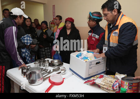 (160417) -- QUITO, 17 aprile 2016 (Xinhua) -- Le persone colpite dal terremoto si riuniranno presso un rifugio di Quito, capitale dell'Ecuador, Aprile 16, 2016. Il numero delle vittime del terremoto che ha colpito la costa di Ecuador del sabato ha aumentato a 41, i media locali hanno riferito, citando ecuadoriano Vice Presidente Jorge Glas. (Xinhua/Str)(RTG) Foto Stock