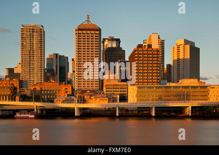 Fiume Brisbane e il quartiere centrale degli affari in luce della sera. Foto Stock