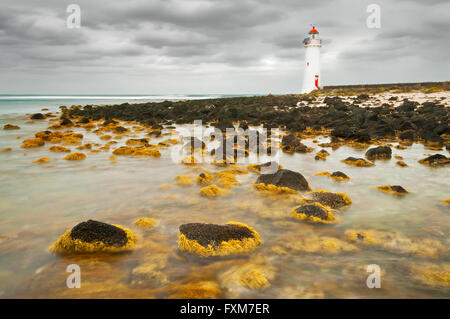 Port Fairy Faro sotto le nuvole scure. Foto Stock