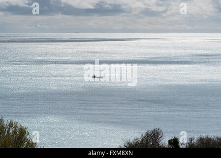 Una barca da pesca in mare nel Canale Englisdh off South Devon Regno Unito Foto Stock