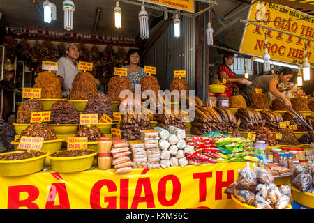 Carne essiccata e il mercato del pesce in stallo sulla terra a Chau Doc, Vietnam Foto Stock