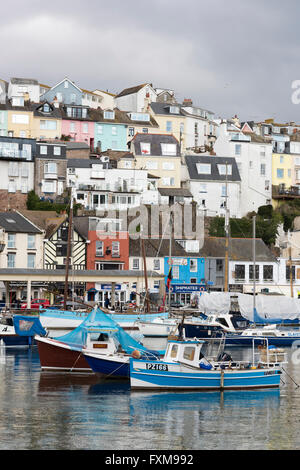 Barche da pesca ormeggiate nel porto di porto di pesca di Brixham Devon UK Foto Stock