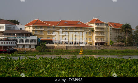 Vedute del Victoria Chau Doc Hotel dal fiume Mekong, Chau Doc, Vietnam Foto Stock