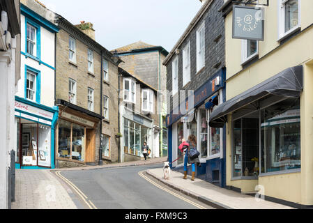 La Fore Street e negozi a Kingsbridge Devon UK Foto Stock