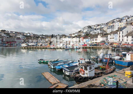 Barche da pesca ormeggiate nel porto di porto di pesca di Brixham Devon UK Foto Stock