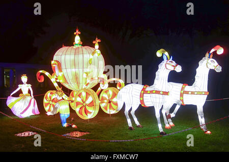 Un cavallo bianco con un carrello a La Lanterna Magica Festival celebra l Anno della Scimmia a Chiswick Park a Londra. Foto Stock