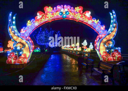 Un ponte per la lanterna magica Festival celebra l Anno della Scimmia a Chiswick Park a Londra. Foto Stock