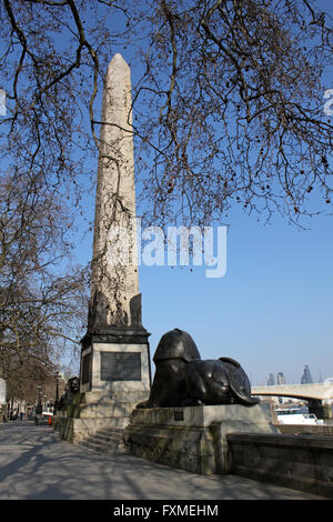 Cleopatra Needle o antico obelisco egiziano sul terrapieno Londra Inghilterra REGNO UNITO Foto Stock