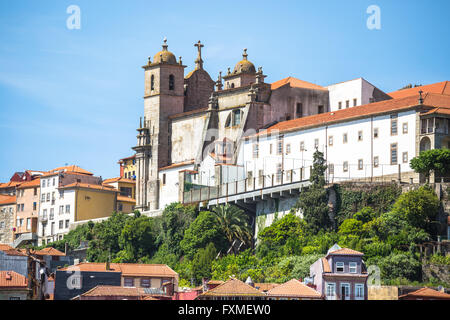 Igreja dos Grilos chiesa sulla cima di una collina nel centro storico di Porto in Portogallo. Foto Stock