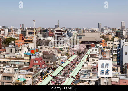 Vista sulla città di Asakusa, Tokyo, Giappone Foto Stock