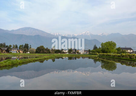 A nord delle Alpi si riflette nell'acqua Foto Stock