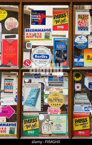 Guide viaggi adesivo sulla finestra, Parigi, Francia Foto Stock