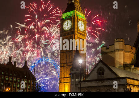 Londra fuochi d'artificio Capodanno Londra esplode in un mare di fuochi d'artificio sul Big Ben e sul London Eye on Foto Stock