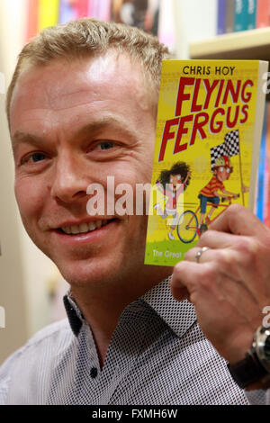 Sir Chris Hoy ritorna al bookshop dove lavorava. La Gran Bretagna è più successo Olympian otterrà dietro fino a vendere e a firmare copie dei suoi battenti Fergus libri. Blackwell's Bookshop, 53-59 South Bridge Edinburgh offre: Sir Chris Hoy dove Foto Stock