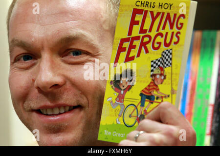 Sir Chris Hoy ritorna al bookshop dove lavorava. La Gran Bretagna è più successo Olympian otterrà dietro fino a vendere e a firmare copie dei suoi battenti Fergus libri. Blackwell's Bookshop, 53-59 South Bridge Edinburgh offre: Sir Chris Hoy dove Foto Stock