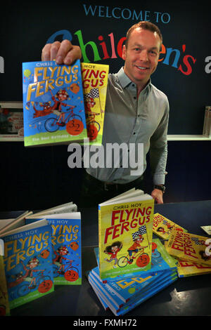 Sir Chris Hoy ritorna al bookshop dove lavorava. La Gran Bretagna è più successo Olympian otterrà dietro fino a vendere e a firmare copie dei suoi battenti Fergus libri. Blackwell's Bookshop, 53-59 South Bridge Edinburgh offre: Sir Chris Hoy dove Foto Stock