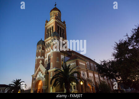 La Cattedrale di San Giovanni Evangelista al crepuscolo in centro a Lafayette, Louisiana. Foto Stock