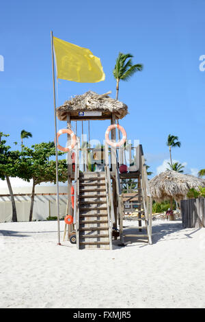 Legno stazione bagnino siede su Bavaro Beach in Punta Cana in Repubblica Dominicana Foto Stock