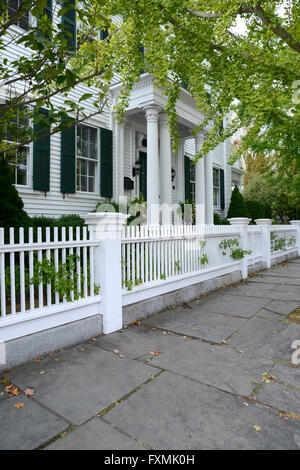 White Picket Fence da un tipico stile federale casa Stonington nel Connecticut Foto Stock