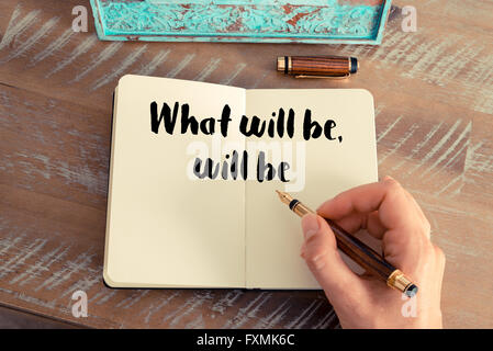 Effetto retrò e tonico immagine di una donna la scrittura a mano su un notebook. Preventivo scritto a mano che cosa sarà, sarà come concetto ispiratore immagine Foto Stock