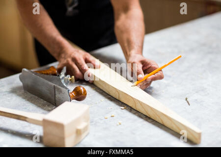 Carpenter marcatura sul tavolato in legno con la matita Foto Stock