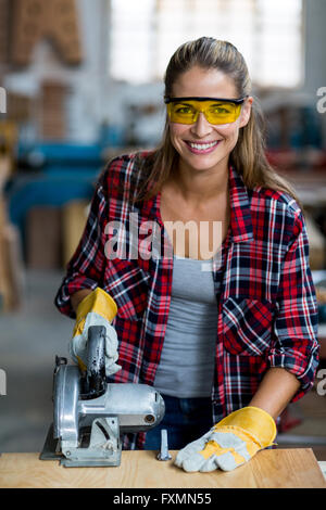 Carpenter usando un seghetto alternativo Foto Stock