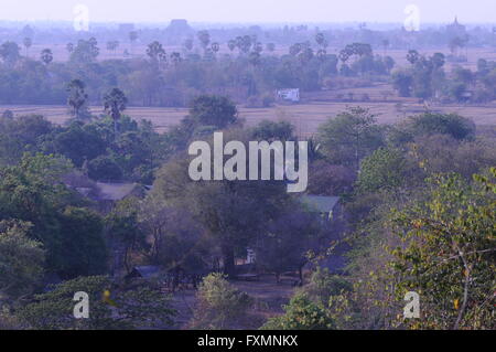 La vista da Phnom Oudong sulla pianura cambogiana durante la stagione secca, provincia di Kandal, Cambogia. Credito: Kraig Lieb Foto Stock