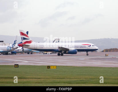 British Airways Airbus A320 corpo stretto piano passeggero (G-EUUN) rullaggio sull'Aeroporto Internazionale di Manchester asfalto. Foto Stock