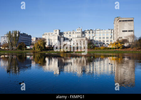 Wedel in fabbrica a Varsavia, Polonia, riflessione sull'acqua sul lago Kamionkowskie nel Parco Skaryszewski, edificio industriale, cioccolato, Foto Stock