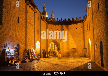 La Polonia, la città di Varsavia, Città Vecchia, le pareti del Barbican (Barbakan) fortificazione illuminata di notte, Nowomiejska Street Foto Stock