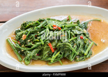Saltate in padella gloria di mattina tailandese spinaci in acqua Foto Stock