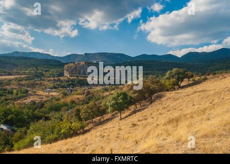 Paesaggio autunnale nel villaggio Krasnokamenka, Gurzufskaya valley, penisola di Crimea Foto Stock