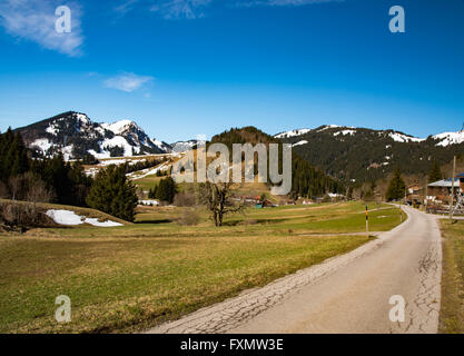 Meraviglioso paesaggio di montagna in Baviera in primavera Foto Stock
