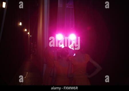 Dietro le quinte, ballerini guarda lo spettacolo al backstage attraverso la tenda mentre attendere per entrare nella fase. Foto Stock