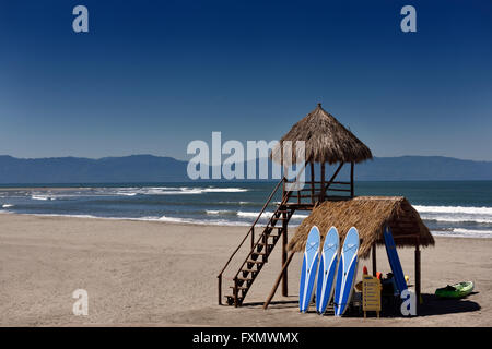 Torre bagnino e attività capanna sulla spiaggia di Nuevo Vallarta Messico Foto Stock