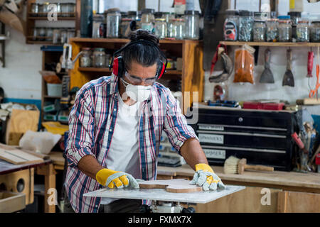 Carpenter lavorando su tavola in legno Foto Stock