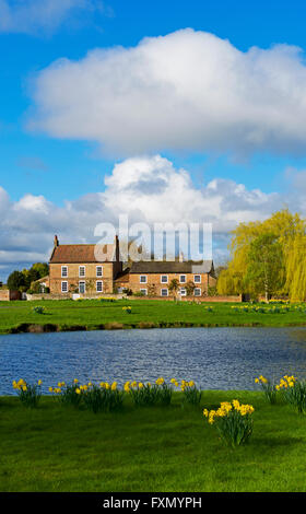 Il laghetto e cottage in Nun Monkton, North Yorkshire, Inghilterra, Regno Unito Foto Stock