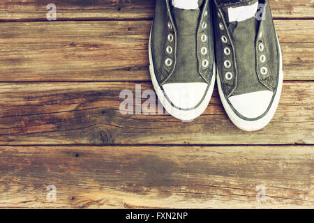 Sneakers sul ponte di legno. Foto Stock