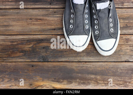 Sneakers sul ponte di legno. Foto Stock