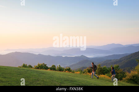 Giovane sulla cima della montagna vicino a Smoky Mountains National Park, Maggie Valley, North Carolina, STATI UNITI D'AMERICA Foto Stock