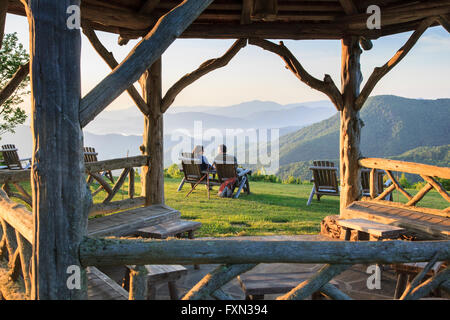 Giovane sulla cima della montagna vicino a Smoky Mountains National Park, Maggie Valley, North Carolina, STATI UNITI D'AMERICA Foto Stock