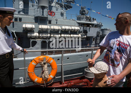 Sentinella sul russo fregata militare a Sebastopoli bay, Repubblica Crimea Foto Stock