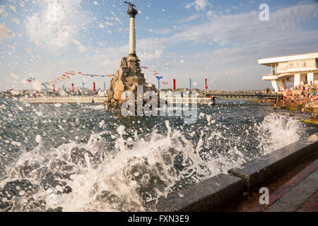 Vista del Monumento alle navi passeggere a Sebastopoli nella stagione estiva, Repubblica Crimea Foto Stock