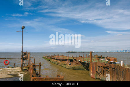 Obsoleto e abbandonato Imbarcazioni da fiume spiaggiata sul fango banche dell'Humber Estuary ad alta marea su un luminoso, mattina di primavera. Foto Stock