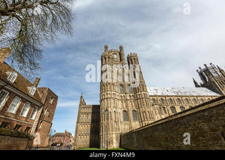 A sud ovest della Cattedrale di Ely dalla galleria street, Ely, Cambridgeshire, England, Regno Unito Foto Stock