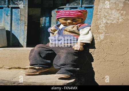 Ragazzo peruviano vestito con i tradizionali colorati abiti fatti a mano. Foto Stock