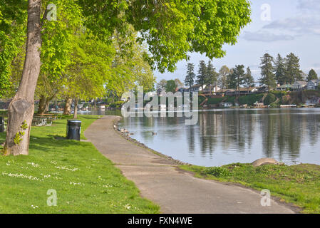 Proprio di fronte al lago proprietà nel lago blu park Oregon. Foto Stock