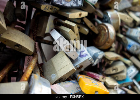 Romance - Amore si blocca sulla scherma affastellati insieme per amore e il concetto di relazione. Nota che tutti i marchi e i loghi sono stati rimossi. Foto Stock