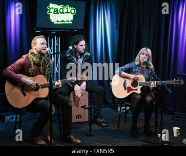 Bala Cynwyd, Pennsylvania, USA. Il 15 aprile, 2016. Welsh band alternative rock la gioia formidabile visita Radio 1045 Foto Stock